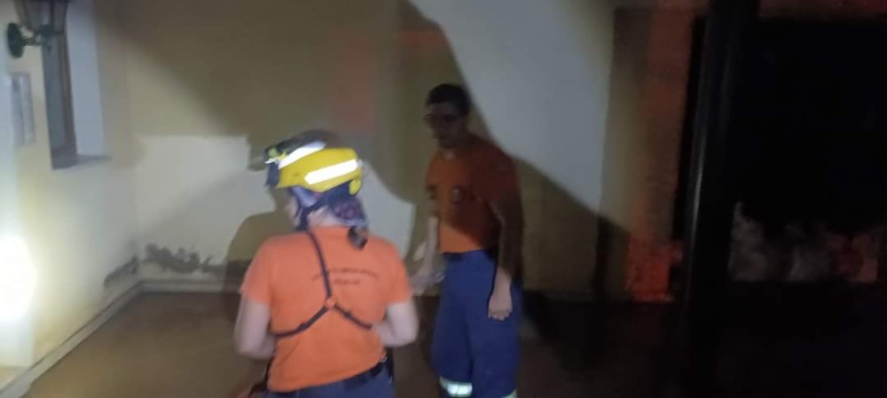 Κλιμάκιο εθελοντών στα πλημμυρισμένα σπίτια της Λάρισας 