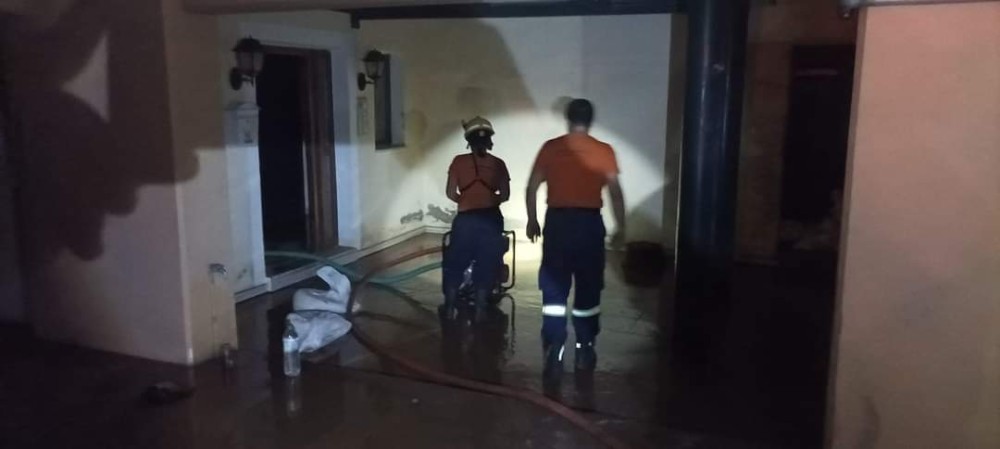 Κλιμάκιο εθελοντών στα πλημμυρισμένα σπίτια της Λάρισας 